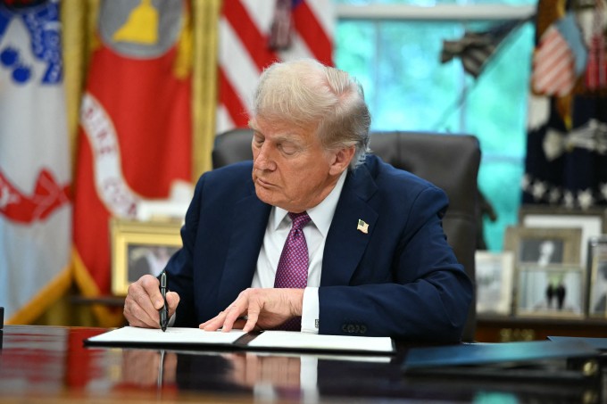 Tổng thống Donald Trump ký sắc lệnh hành pháp tại Nhà Trắng ngày 5/9. Ảnh: AFP