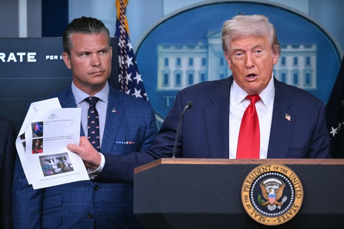 Tổng thống Mỹ Donald Trump (phải) và Bộ trưởng Quốc phòng Pete Hegseth tại Nhà Trắng ngày 11/8. Ảnh: AFP
