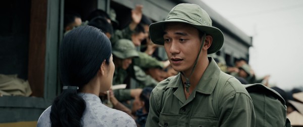 Đỗ Nhật Hoàng trong cảnh quay chia tay mẹ ở ga tàu trong phim "Mưa đỏ".