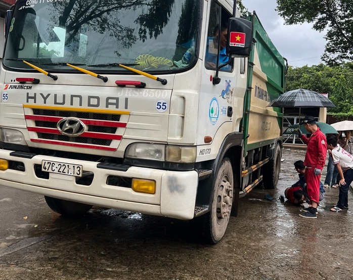Hiện trường nơi xảy ra vụ xe thu gom rác tông 1 em học sinh lớp 6 khiến nạn nhân tử vong