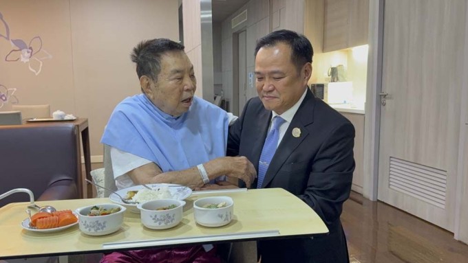 Ông Anutin trò chuyện cùng bố tại bệnh viện ở Bangkok sau khi đắc cử. Ảnh: Naewna