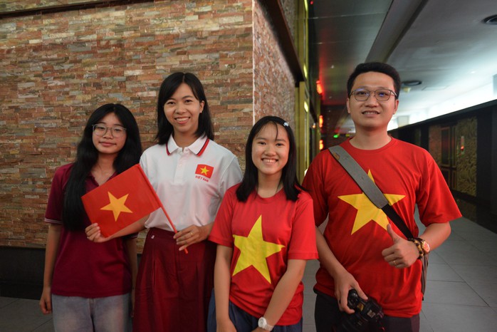 Thầy trò Trường THCS Vân Đồn đi xem phim "Mưa Đỏ"