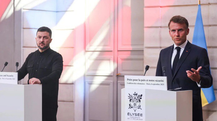 Tổng thống Ukraine Volodymyr Zelensky và Tổng thống Pháp Emmanuel Macron tại cuộc họp báo sau cuộc họp của Liên minh Thiện chí tại Paris hôm 4-9 - Ảnh: RFI