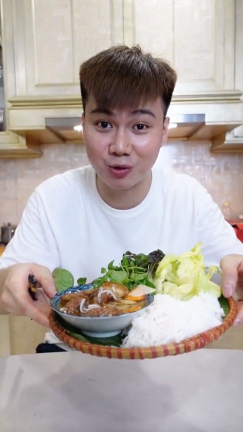 Nam Vlog là thiếu gia giàu có, nổi tiếng với công việc sáng tạo nội dung và kinh doanh đồ ăn.