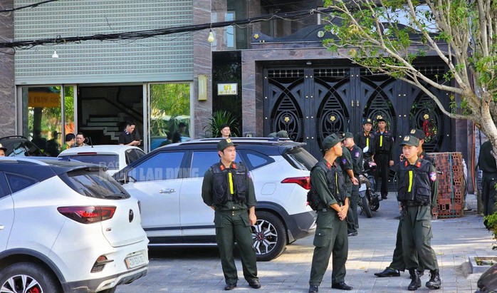 Cảnh sát phong tỏa, thực hiện khám xét nhà N.V.M. (tức M. "gỗ"), một dân anh chị có số má ở xứ Thanh chiều 6-9