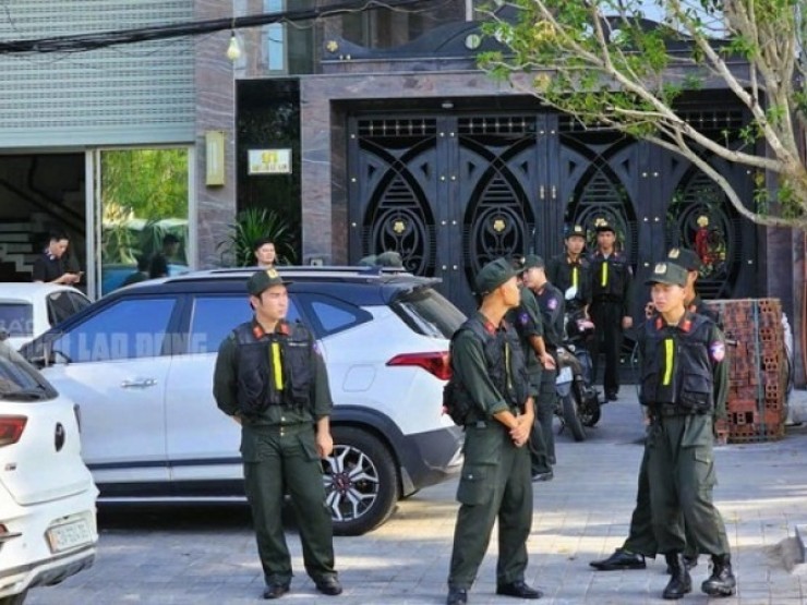 Hàng chục cảnh sát phong tỏa, khám xét nhà 1 dân anh chị không kém Tuấn “thần đèn“ ở Thanh Hóa