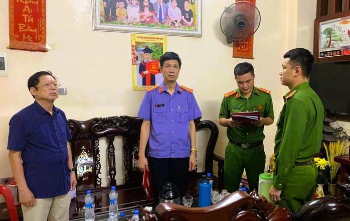 Công an tỉnh Thanh Hóa thi hành lệnh khởi tố, bắt tạm giam Phùng Quang Nghênh liên quan tới vụ án trùm giang hồ Ý "ẻng". Ảnh: Công an Thanh Hóa