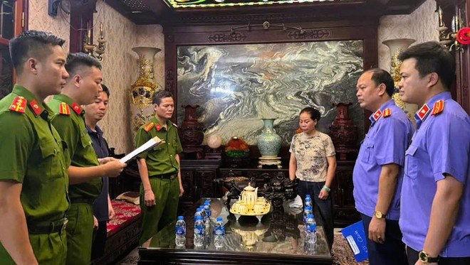 Cơ quan Cảnh sát điều tra Công an tỉnh Thanh Hóa thi hành lệnh khám xét nơi ở của 2 lãnh đạo doanh nghiệp. Ảnh: Công an Thanh Hóa