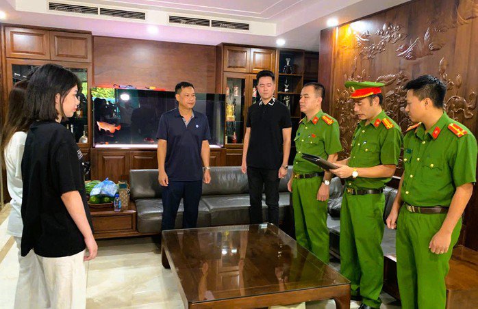 Công an tỉnh Thanh Hóa thi hành lệnh khám xét nơi ở của Nguyễn Văn Mai (tức Mạnh "gỗ", đứng giữa). Ảnh: Công an Thanh Hóa