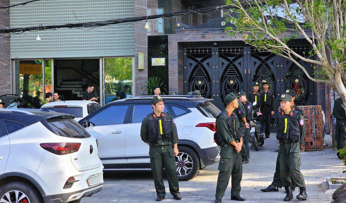 Lực lượng cảnh sát phong tỏa, khám nhà Mạnh "gỗ" trong chiều ngày 6-9. Ảnh: Thành Nam