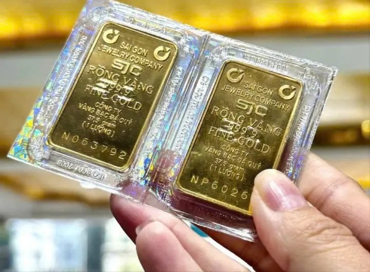 Giá vàng miếng SJC chợ đen lao dốc chóng mặt. Ảnh: T.L