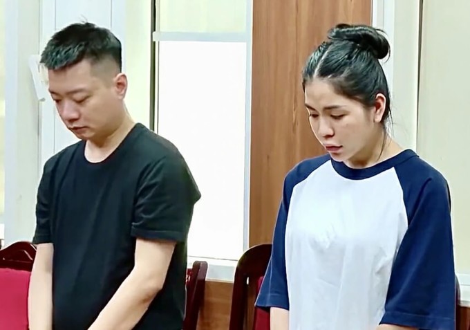   Hằng Du Mục (phải) lúc bị bắt. Ảnh: Linh Đan  