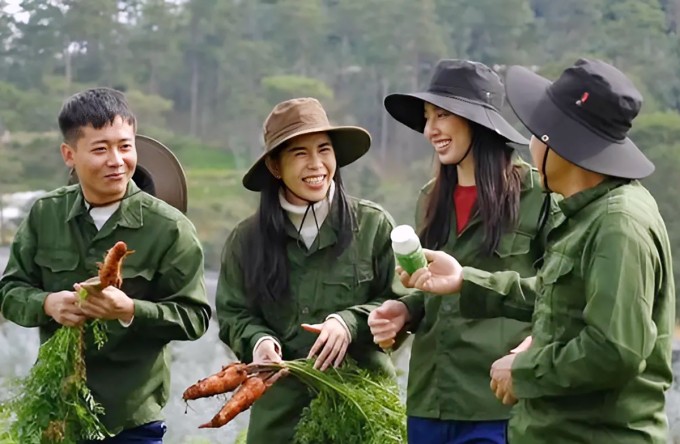 Hoa hậu Thùy Tiên (thứ 2, bên phải), Hằng Du Mục (giữa), Quang Linh Vlogs (trái) trong lần quảng cáo ở "vùng nguyên liệu" làm kẹo Kera. Ảnh: Cắt từ video