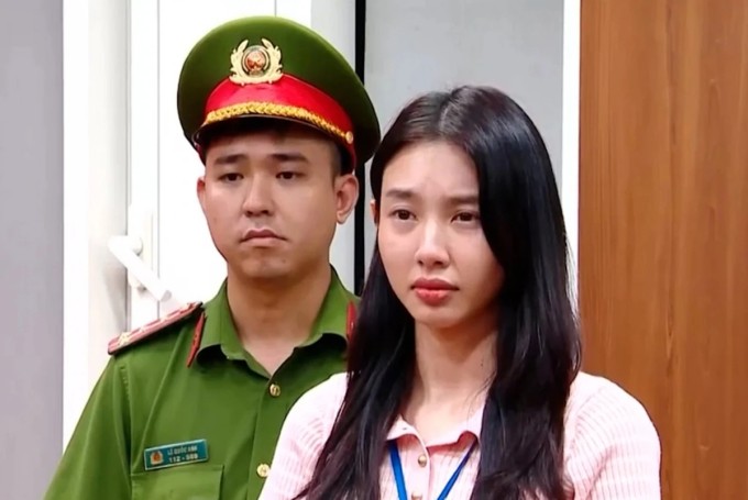 Hoa hậu Thùy Tiên lúc bị bắt. Ảnh: Linh Đan