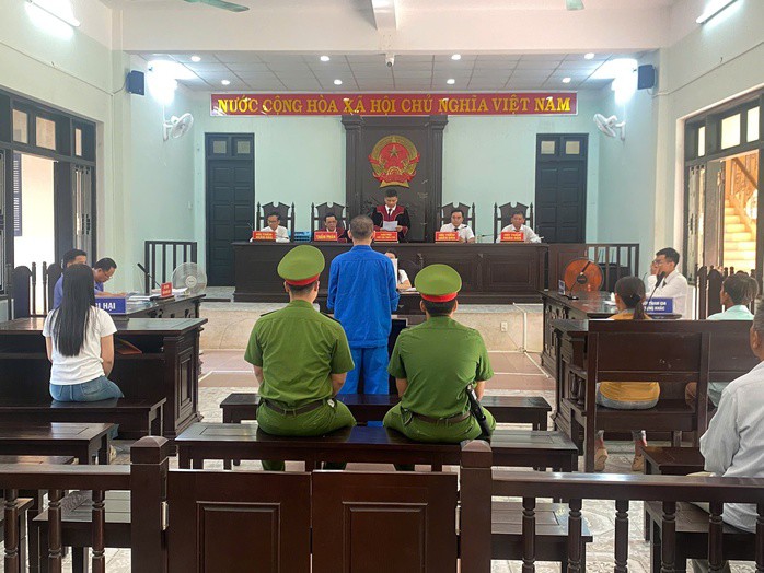 Do nghĩ quẩn, người cha đã cho con gái 7 tháng tuổi uống thuốc diệt chuột để cùng mình được "giải thoát". Hành vi này khiến con gái tử vong còn người cha lĩnh án 9 năm tù.
