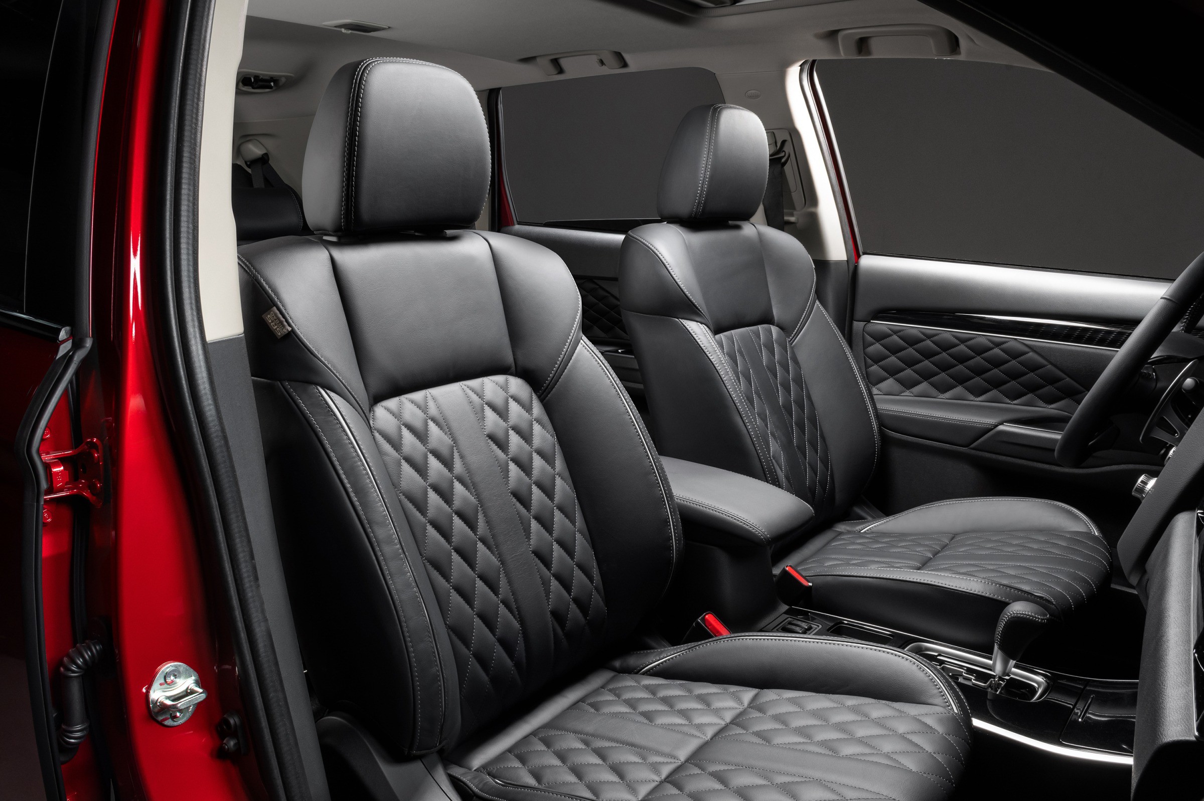 So sánh Mazda CX-8 và Mitsubishi Outlander: SUV tầm giá 1 tỷ đồng chọn xe nào phù hợp? - 13