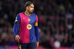 Barca thủng lưới 3 bàn/3 trận, HLV Flick chỉ còn biết kêu trời?