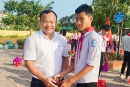 Nam sinh không ‘đóng thùng’ bị phó bí thư xã chú ý và cái kết ở lễ khai giảng