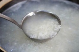 Cháo trắng không thể thiếu trong mâm cúng cô hồn: Dùng cháo ăn liền thay thế được không và cách xử lý cháo sau khi cúng