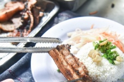 Thói quen khi ăn cơm 'bức tử' đường tiêu hóa