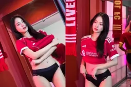 Bạn trẻ - Cuộc sống - Hot girl gây tranh cãi khi lên đồ cổ vũ đội bóng yêu thích ở Ngoại hạng Anh