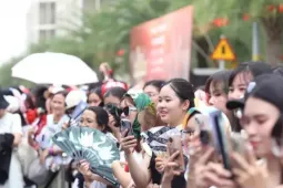 Giải trí - Hàng vạn người đổ đi xem concert cuối cùng của 33 anh tài