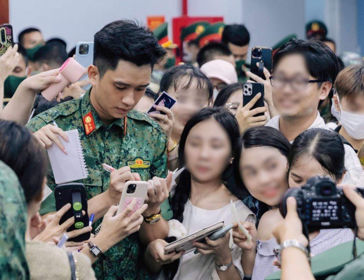 Lê Hoàng Hiệp giữa vòng vây người hâm mộ.