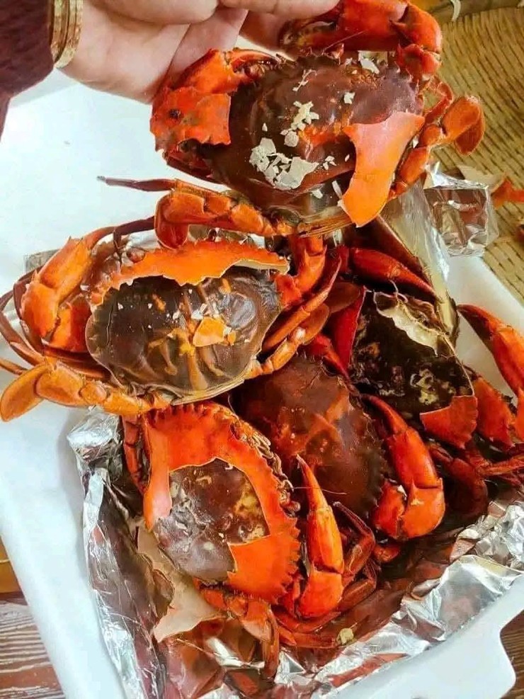 Tuy nhiên, với cua đực, lông vẫn màu trắng như cua thường. Lúc này, cách nhận biết là quan sát chân bơi và phần hông: nếu thấy viền đỏ hoặc vỏ bên hông bị nứt thì chắc chắn đó là cua 2 da.