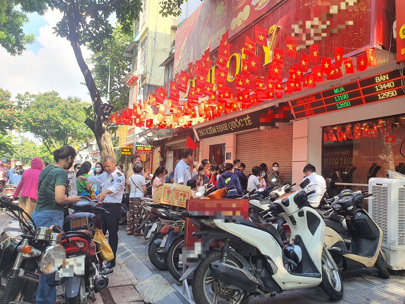Trước nhiều cửa hàng vàng, hàng trăm người đến xếp hàng đứng chờ từ khi chưa mở cửa.