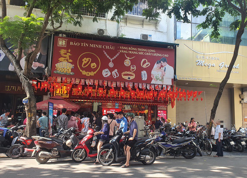 Khách đứng vòng trong, vòng ngoài đông như hội ở các tiệm vàng lớn.