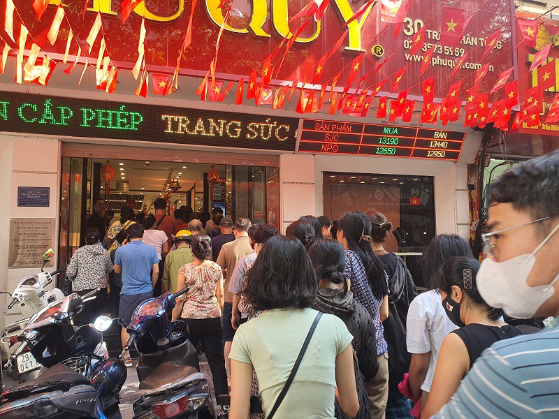 Khách ùn ùn kéo vào cửa hàng để mua vàng.