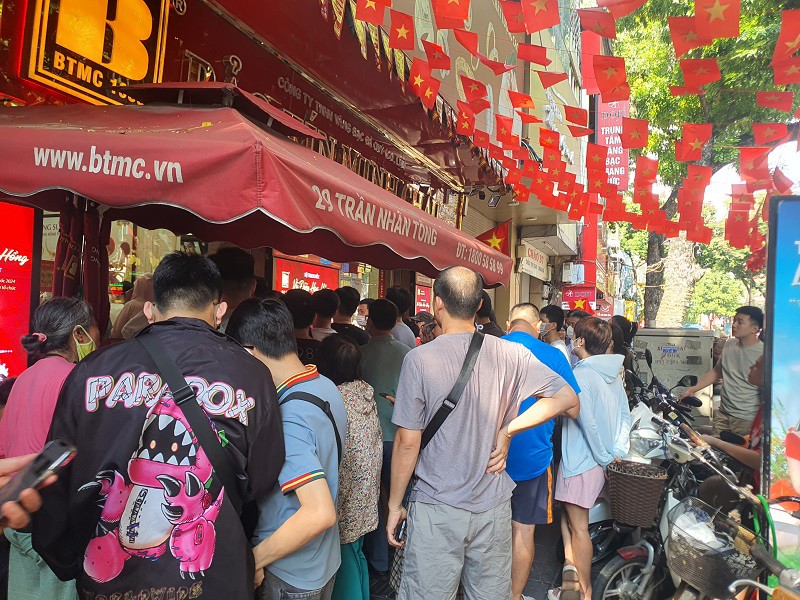 Các cửa hàng có thương hiệu lớn đông nghịt khách chờ mua vàng.