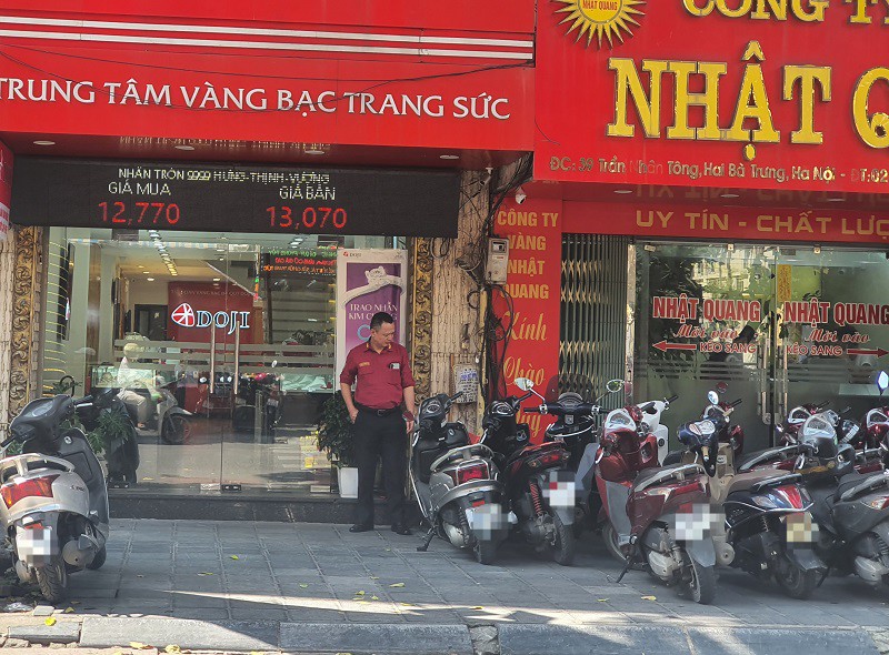 Cửa hàng Doji vắng tanh do thông báo hết vàng miếng và vàng nhẫn trong suốt nhiều ngày.