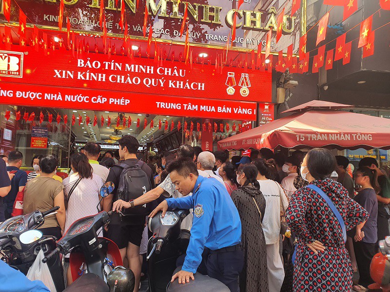 Đến khoảng 9h15, cửa hàng dừng phát số, nhiều khách ngậm ngùi ra về.