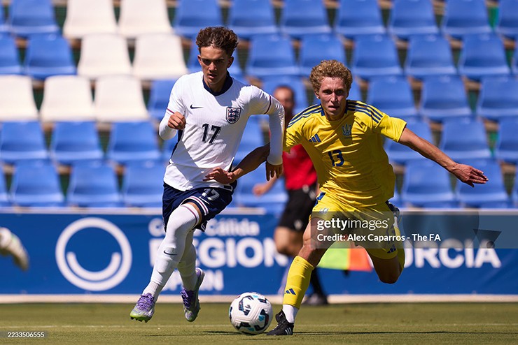 Dowman đang thi đấu cho đội tuyển U19 Anh dù chỉ mới 15 tuổi.