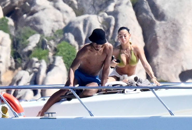 Jude Bellingham du hí trên du thuyền ở Italia, bạn gái khoe 3 vòng bốc lửa - 1