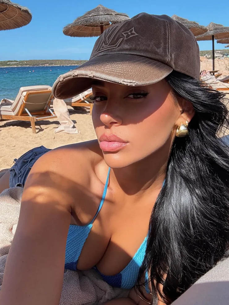 Jude Bellingham du hí trên du thuyền ở Italia, bạn gái khoe 3 vòng bốc lửa - 11