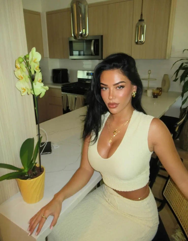 Jude Bellingham du hí trên du thuyền ở Italia, bạn gái khoe 3 vòng bốc lửa - 10