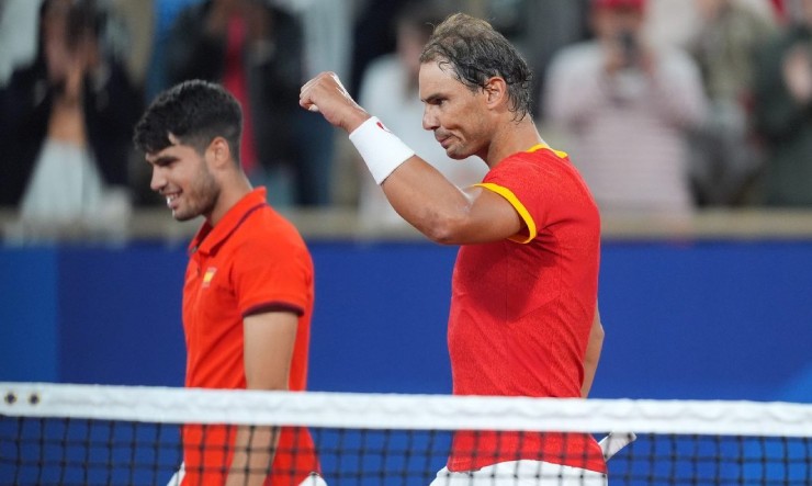 Nadal (bên phải) khéo léo khích tướng "Carlitos" bằng cách khen Sinner và chỉ ra nhược điểm của Alcaraz 