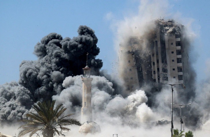 Tòa nhà 12 tầng ở thành phố Gaza bị đánh sập (ảnh: Reuters)
