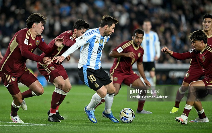 Messi ghi bàn giúp Argentina giành chiến thắng 3-0 trước Venezuela