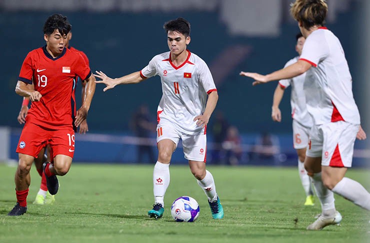 U23 Việt Nam (áo trắng) chơi chủ động trước U23 Singapore