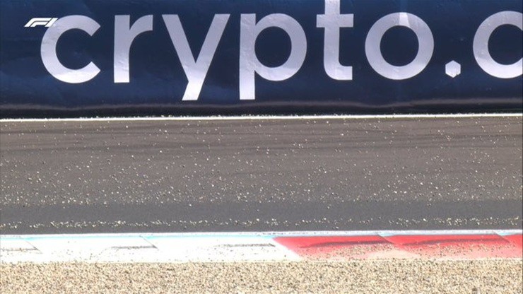 Rất nhiều tình huống các tay đua “mang” sỏi vào đường đua