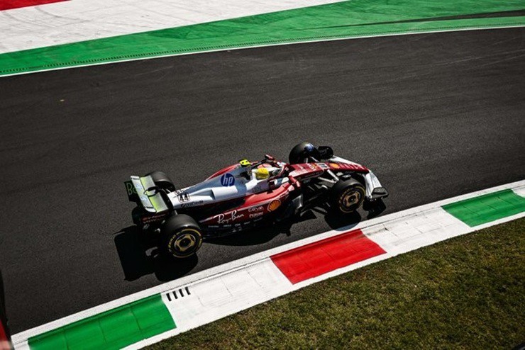 Hamilton nhanh nhất FP1