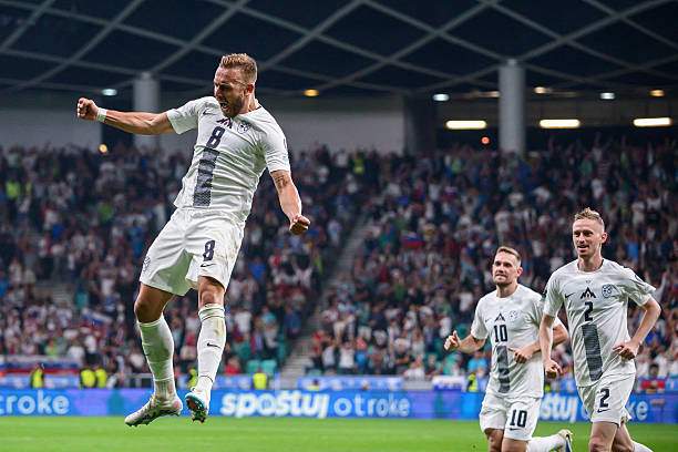 Lovric gỡ hòa 1-1 cho Slovenia sau sai lầm của Robin Olsen