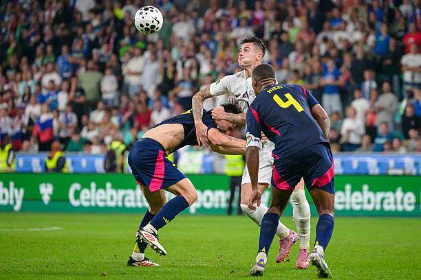 2 người kèm vẫn không đủ để ngăn Sesko khống chế bóng và kiến tạo cho Vipotnik gỡ hòa 2-2