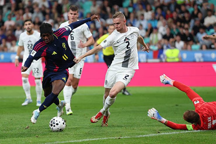 Elanga vượt qua 2 cầu thủ Slovenia và vòng qua cả thủ môn Oblak để mở tỷ số cho Thụy Điển