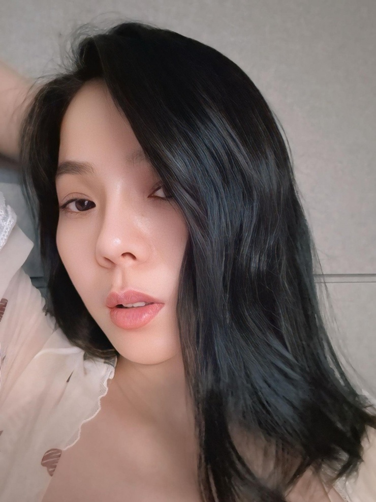 Trên trang cá nhân, Lệ Quyên thường xuyên chia sẻ những khoảnh khắc đời thường với gương mặt mộc tự nhiên.
