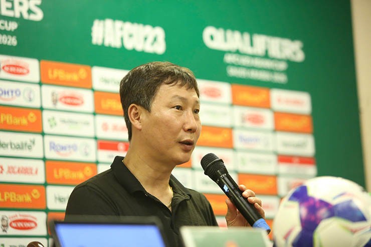 Họp báo U23 Việt Nam đấu U23 Singapore: HLV Kim Sang Sik tự hào về chiến thắng - 2