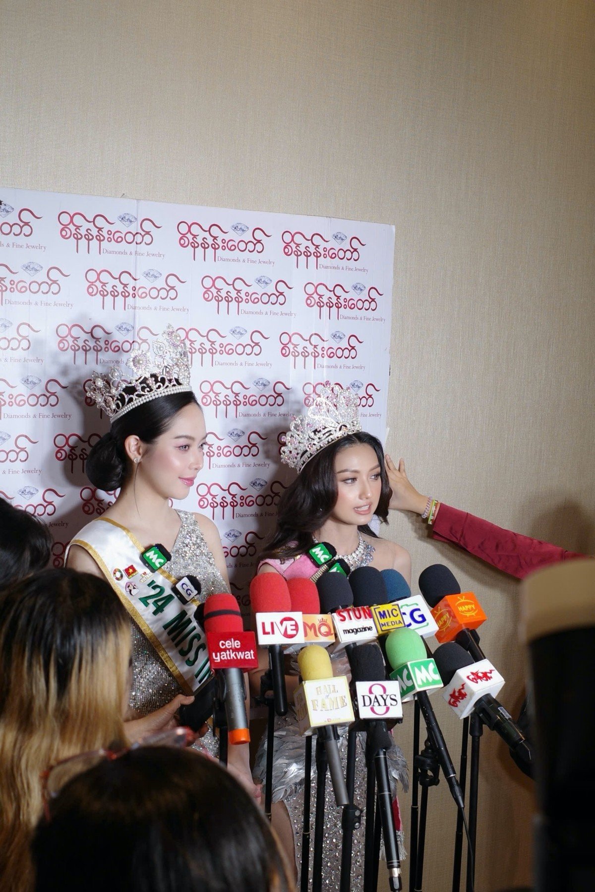 Hoa hậu Thanh Thủy đọ sắc cùng người đẹp "drama" Thae Su Nyein tại Myanmar - 4